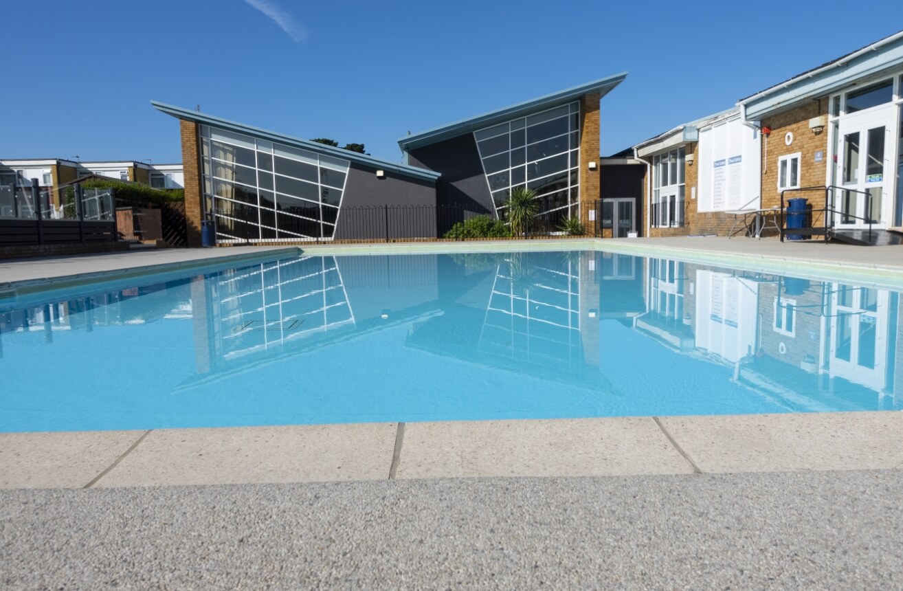 Naish-Outdoor-Pool-1-1314x860__FillMaxWzEzMTQsODYwXQ